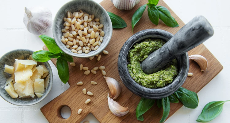 Von Basilikum über Bärlauch bis zum Kürbiskern: Warum Pesto einfach alles kann